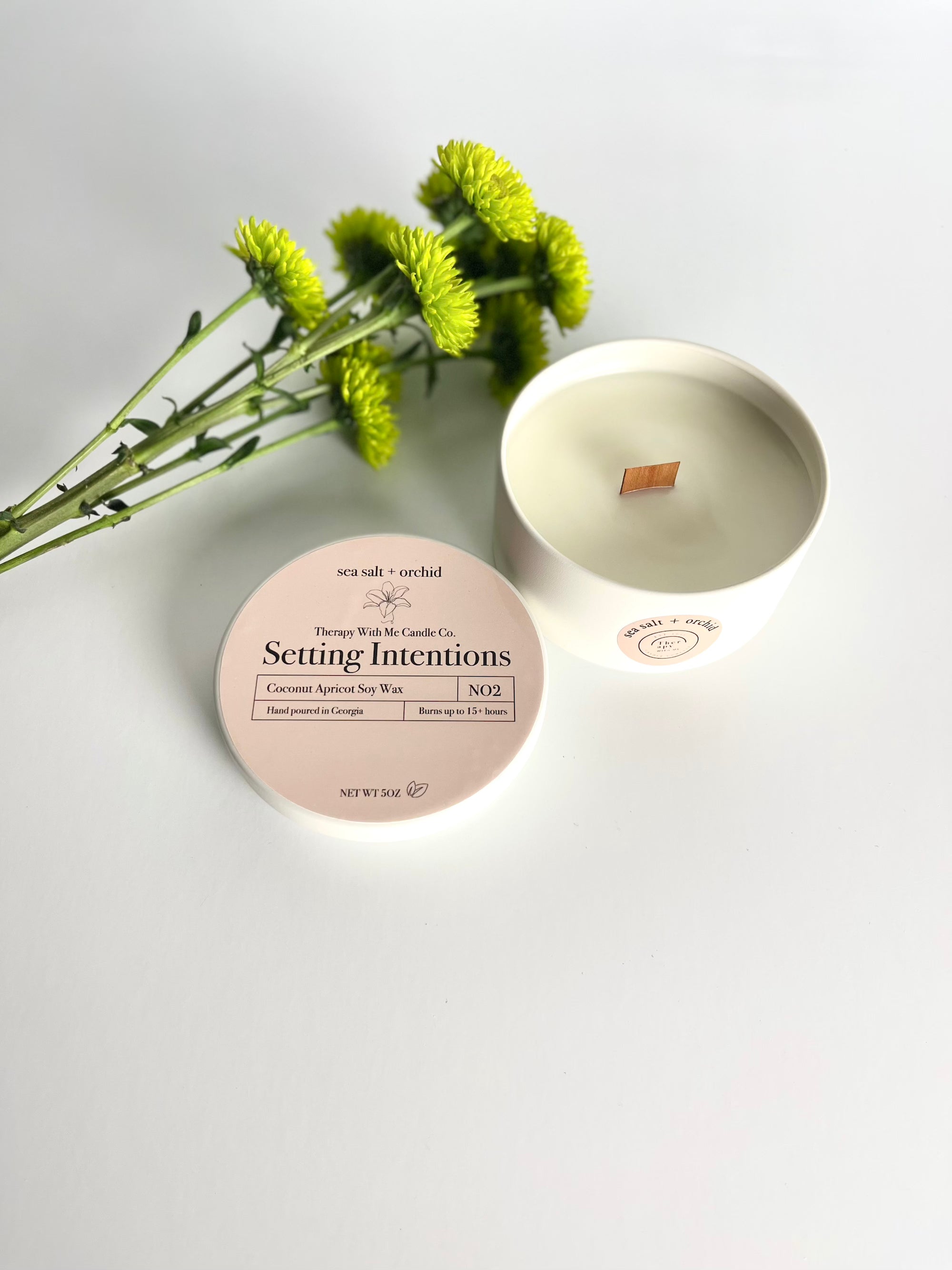 This 5oz candle invites you to a luxurious retreat with its harmonious blend of sea salt and delicate orchid