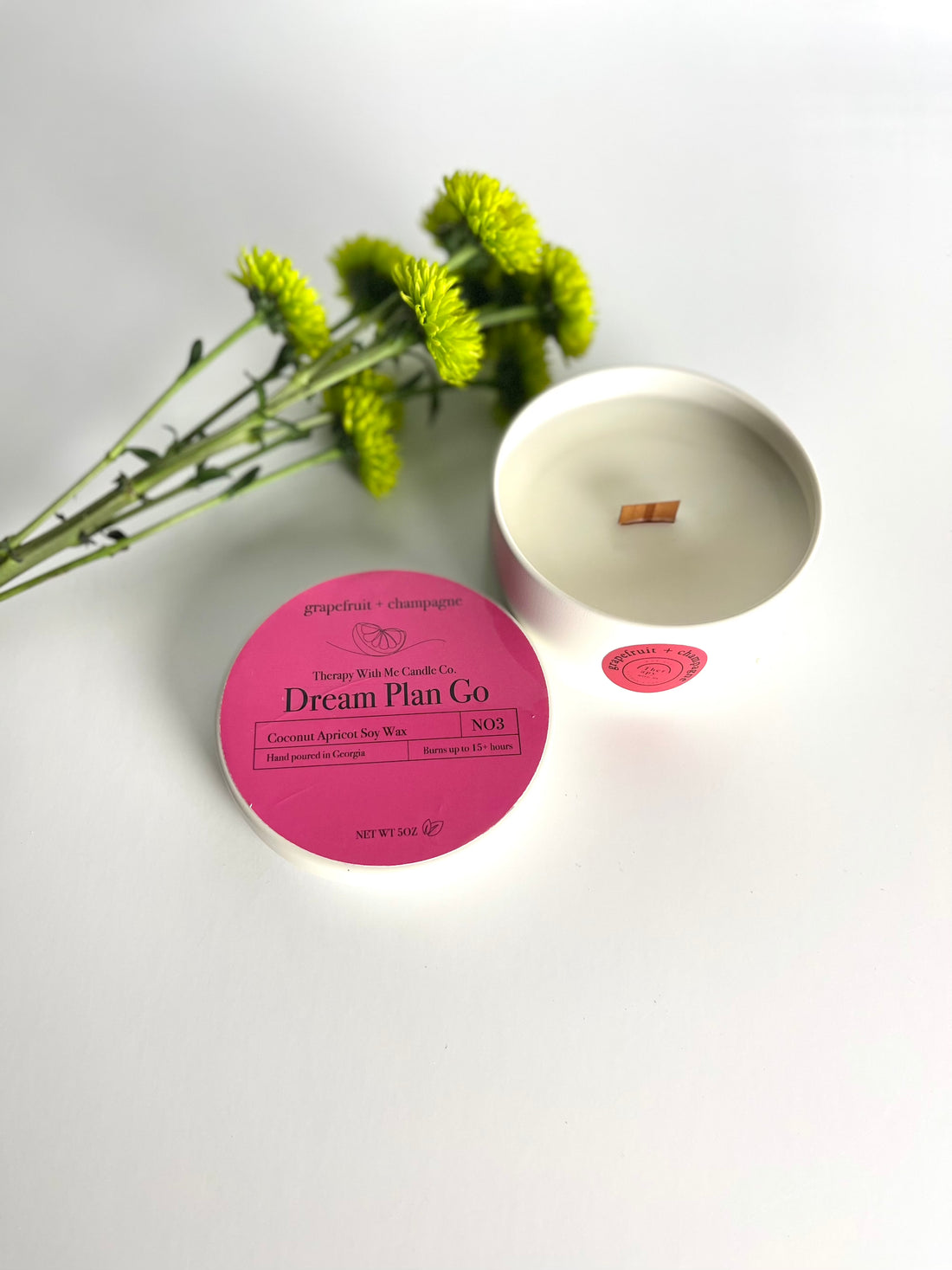 The tantalizing blend of top notes including lemon peel, orange peel, and champagne, coupled with middle notes of peach and grapefruit, and grounded by base notes of vanilla, powder, and ginger, creates an exquisite aromatic experience